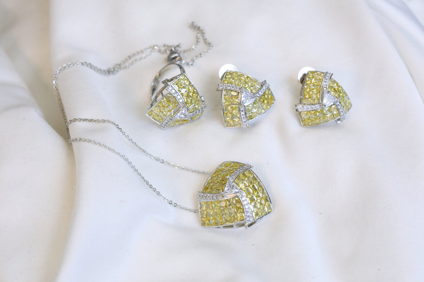Invisible Stone Setting Necklace Set -Yellow