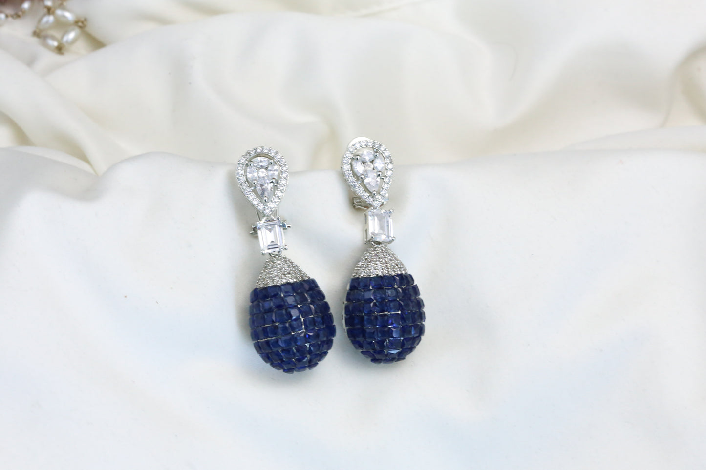 Short Invisible Settings Earrings -Blue