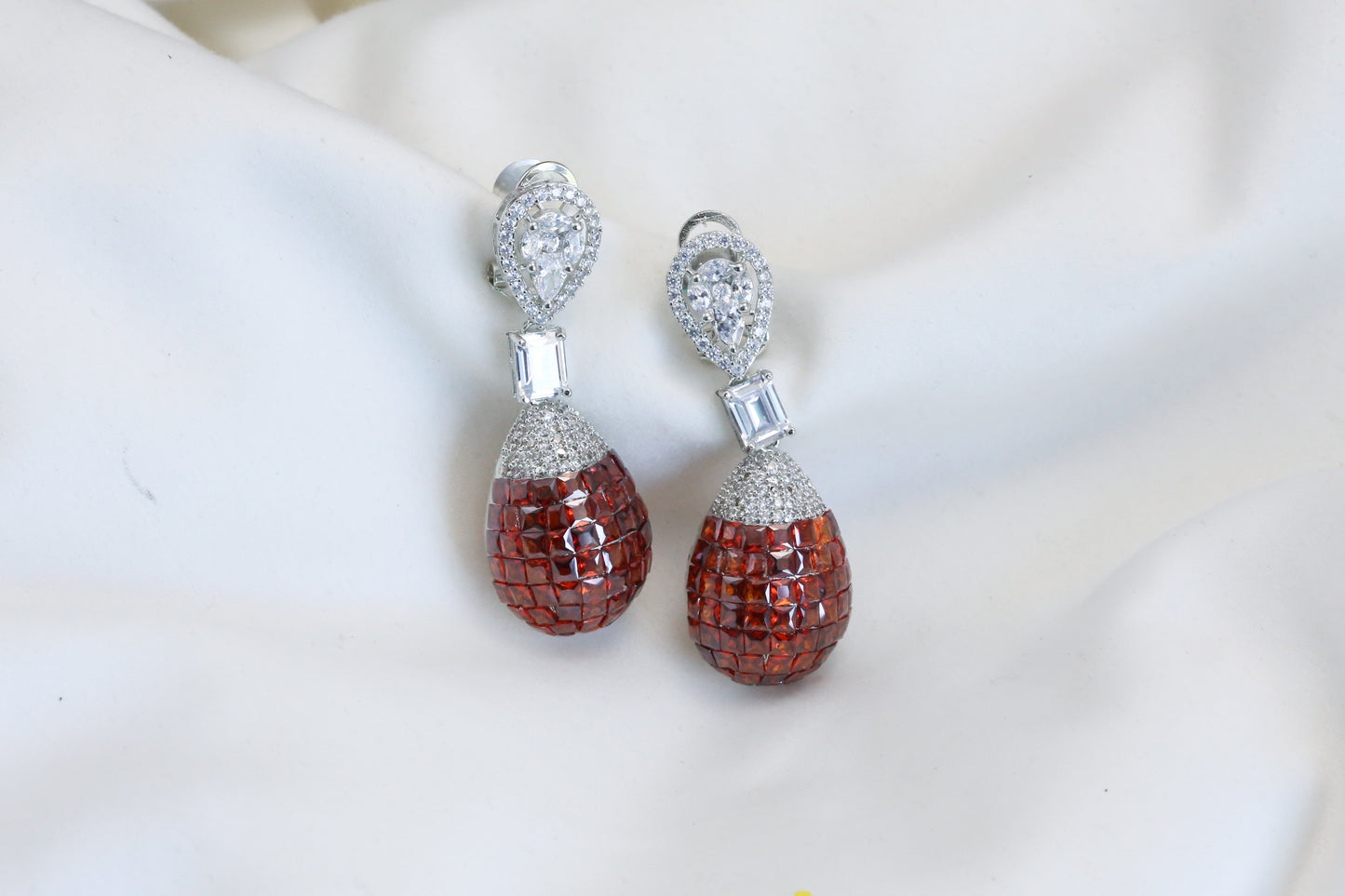 Short Invisible Settings Earrings -Rust Red