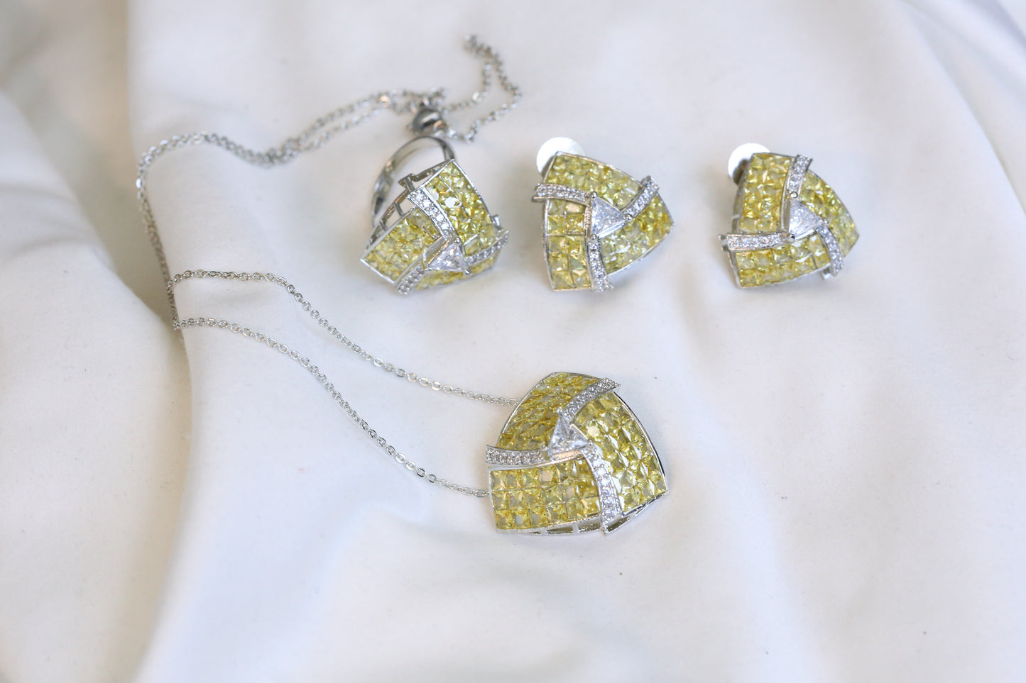 Invisible Stone Setting Necklace Set -Yellow